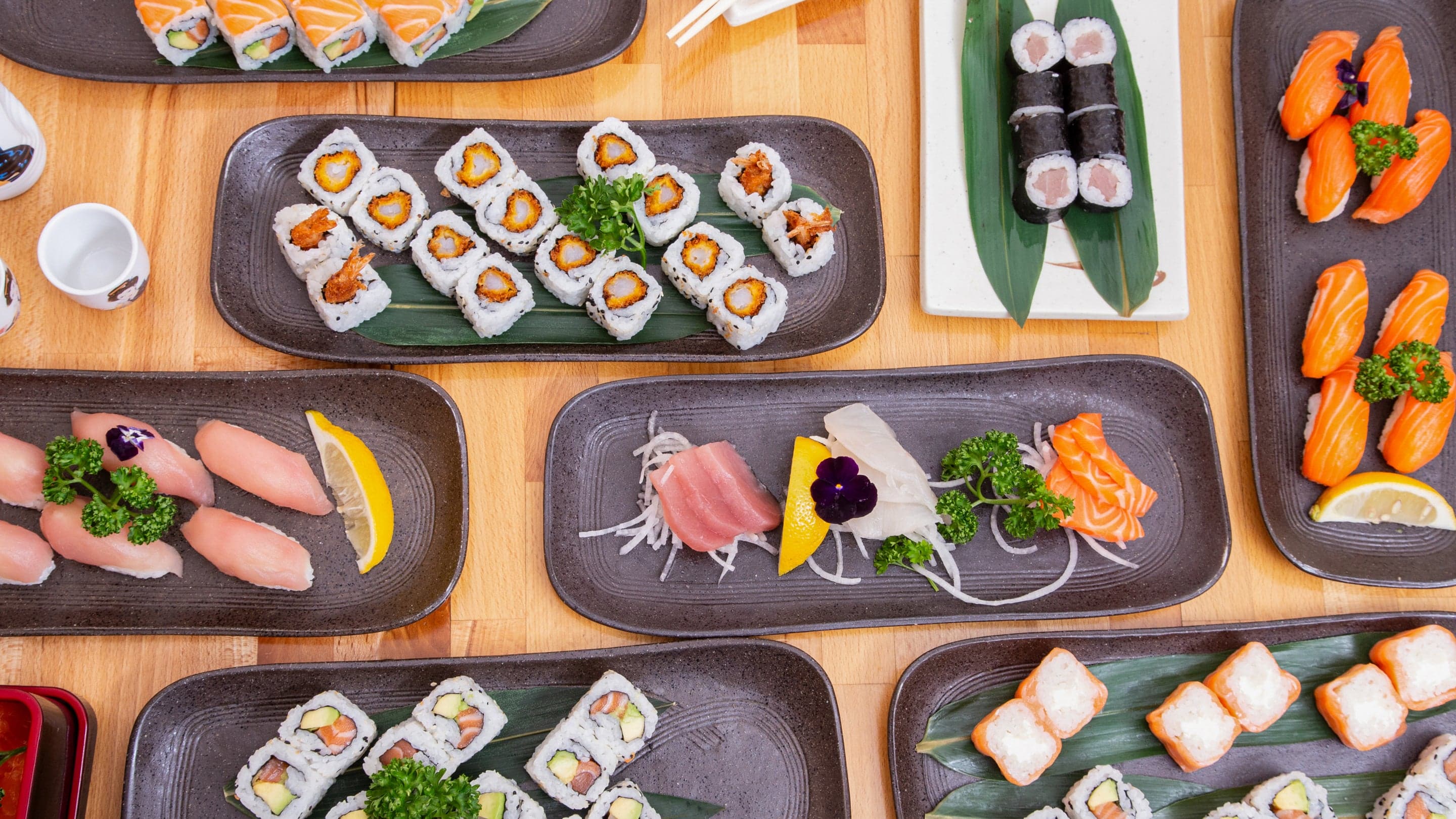 Assortiment de sushis et makis à Paris 16
