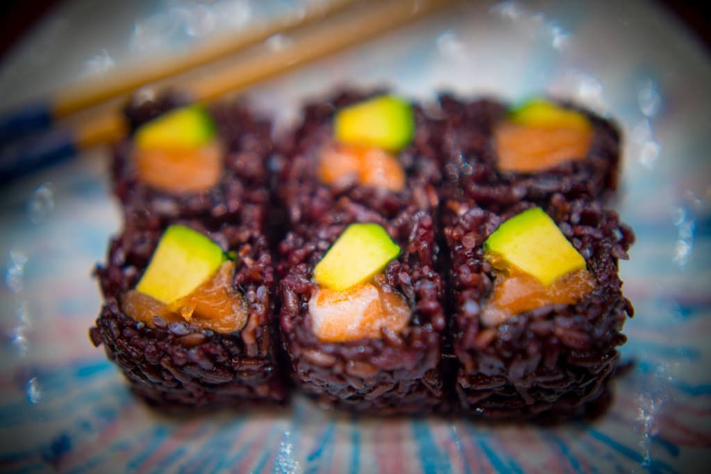 Maki au riz noir saumon avocat